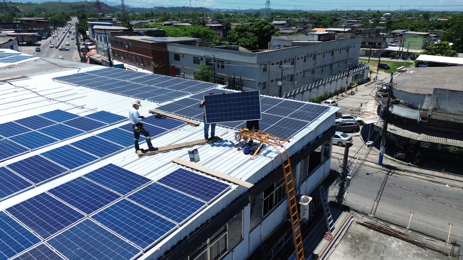 Instalação fotovoltaica em telhado comercial