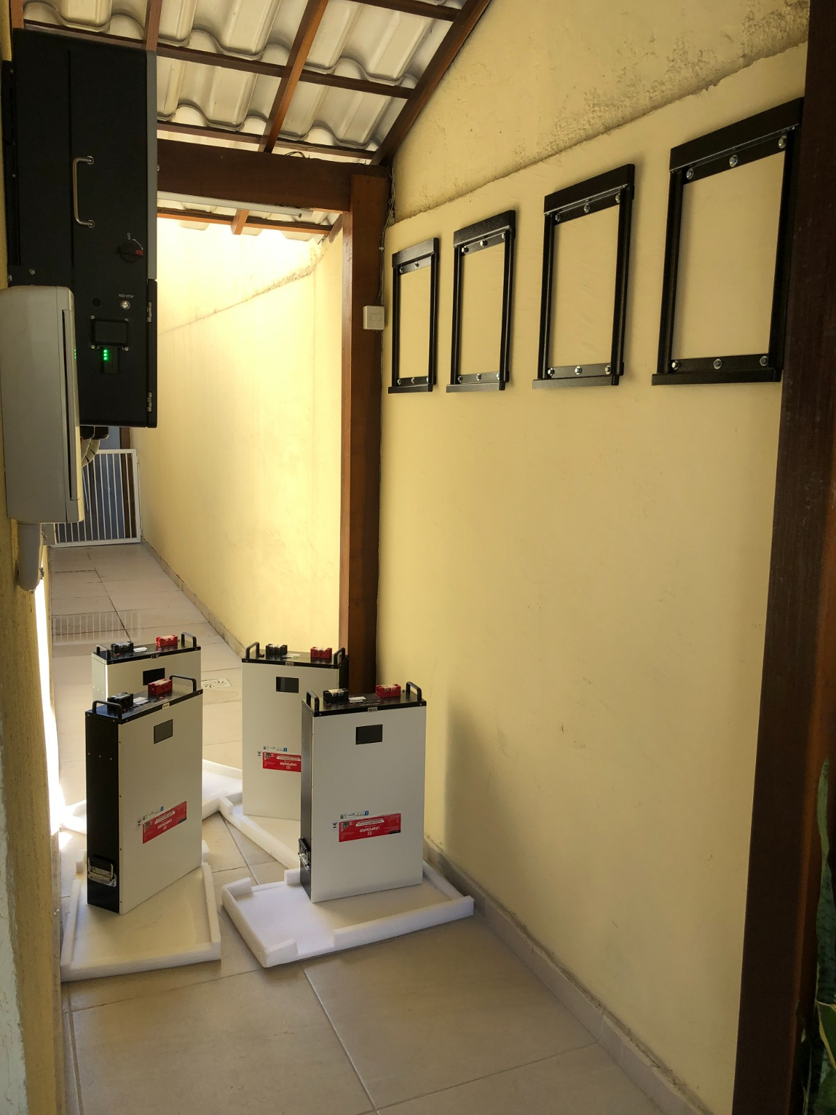 Equipamentos de armazenamento de energia em ambiente de instalação