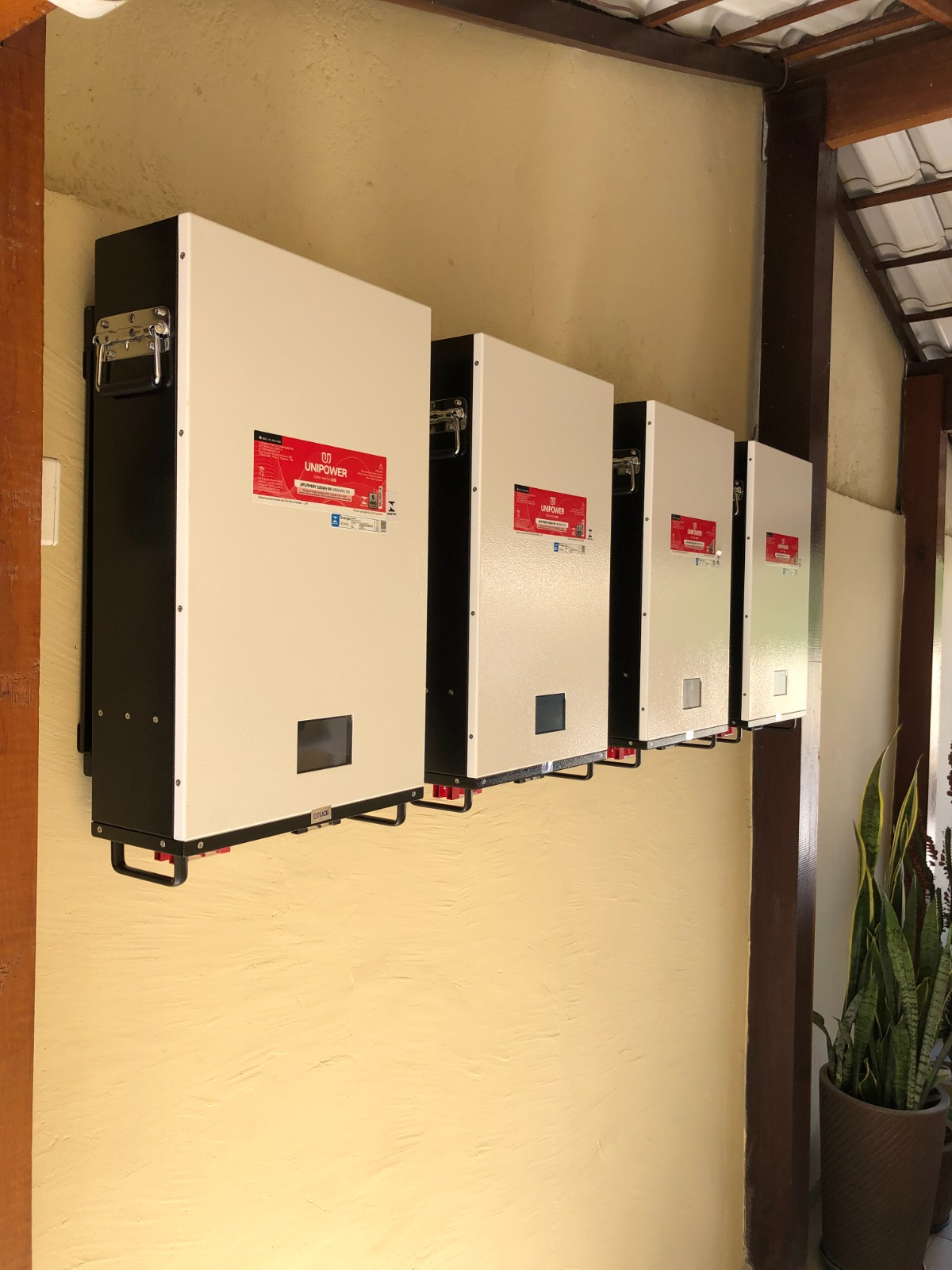 Baterias de armazenamento instaladas em uma residência