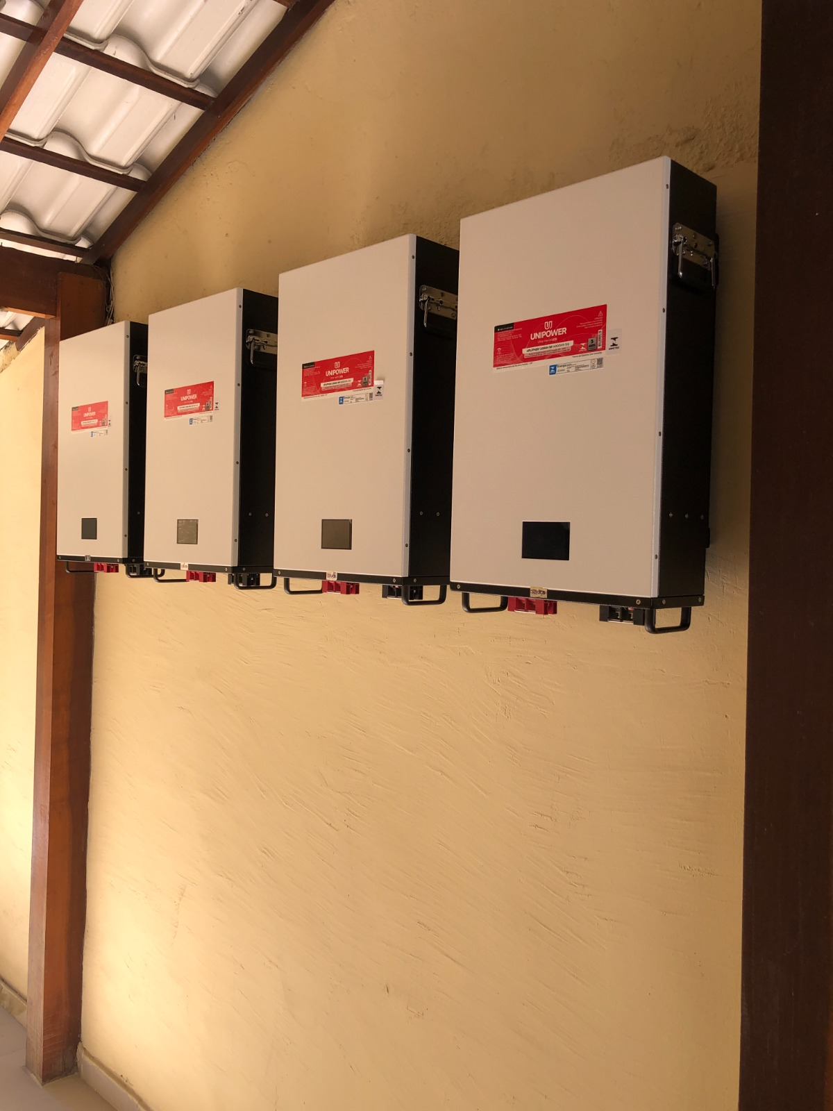 Conjunto de equipamentos de armazenamento de energia instalado em parede